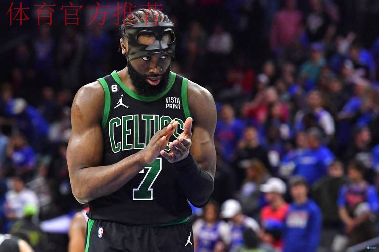 杰伦-布朗和斯图尔特篮下卡位时发生冲突，双方各领一个技犯